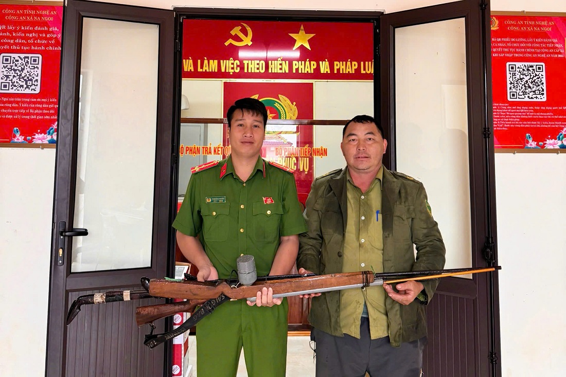 Người dân các bản tự giác giao nộp vũ khí tại trụ sở Công an xã