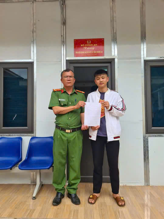 Đồng chí Hồ Ngọc Nghị - Trưởng Công an xã cùng em Vi Mai Năng - người viết đơn tình nguyện tham gia nghĩa vụ CAND