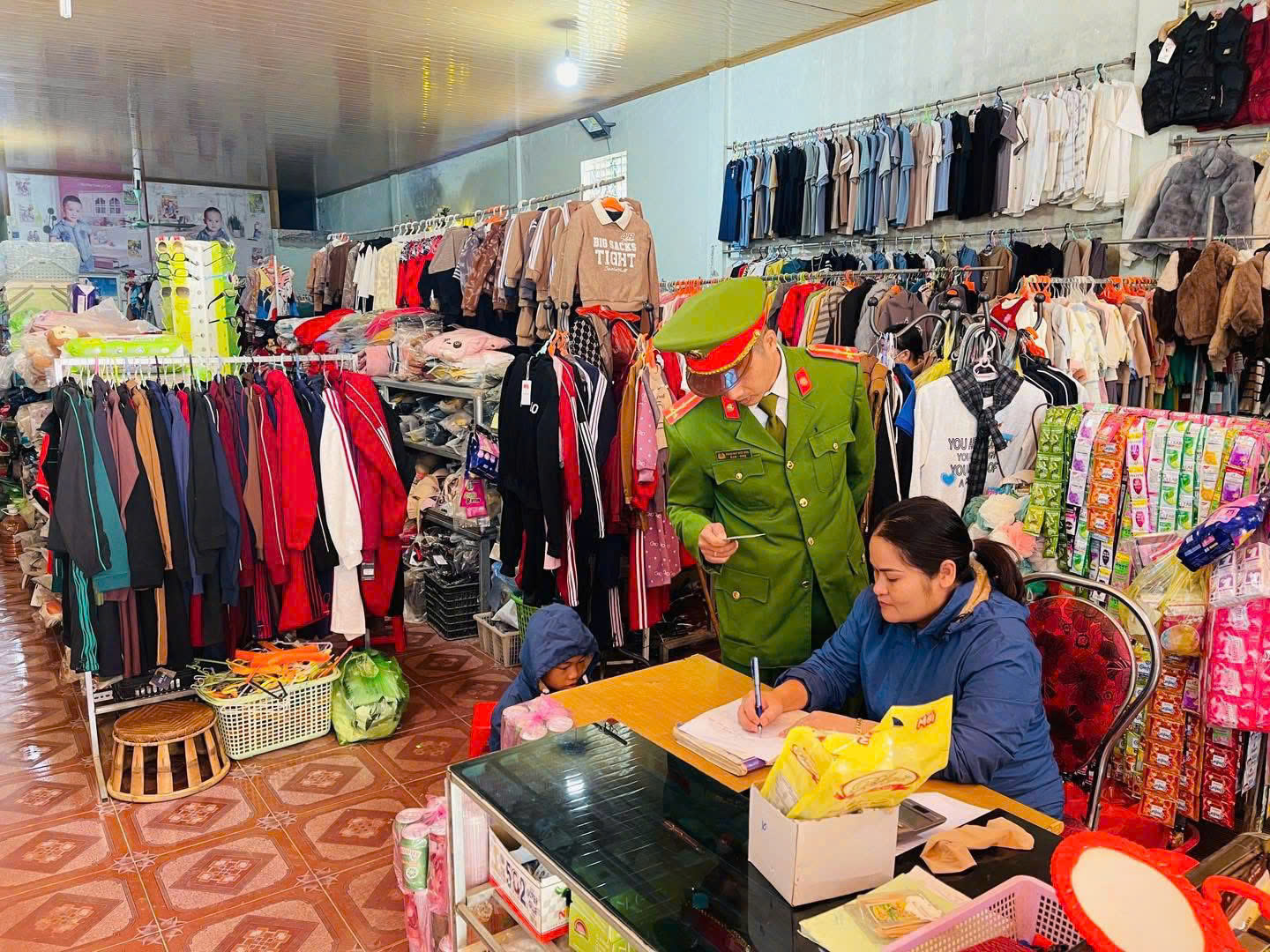 Công an xã Quỳ Châu đẩy mạnh công tác tuyên truyền, giải tỏa hành lang an toàn giao thông