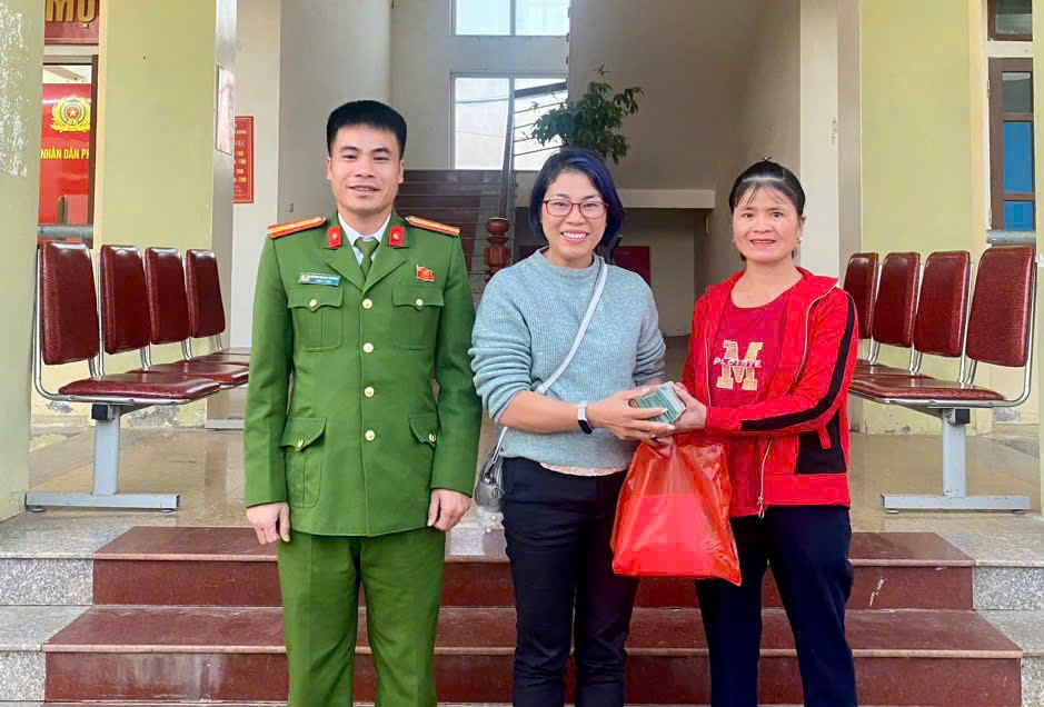 Nhờ sự hỗ trợ, giúp đỡ của Công an xã Giai Lạc, chị Ngô Thị Tuyết Nga đã lấy lại được số tiền 400 triệu đồng chuyển nhầm