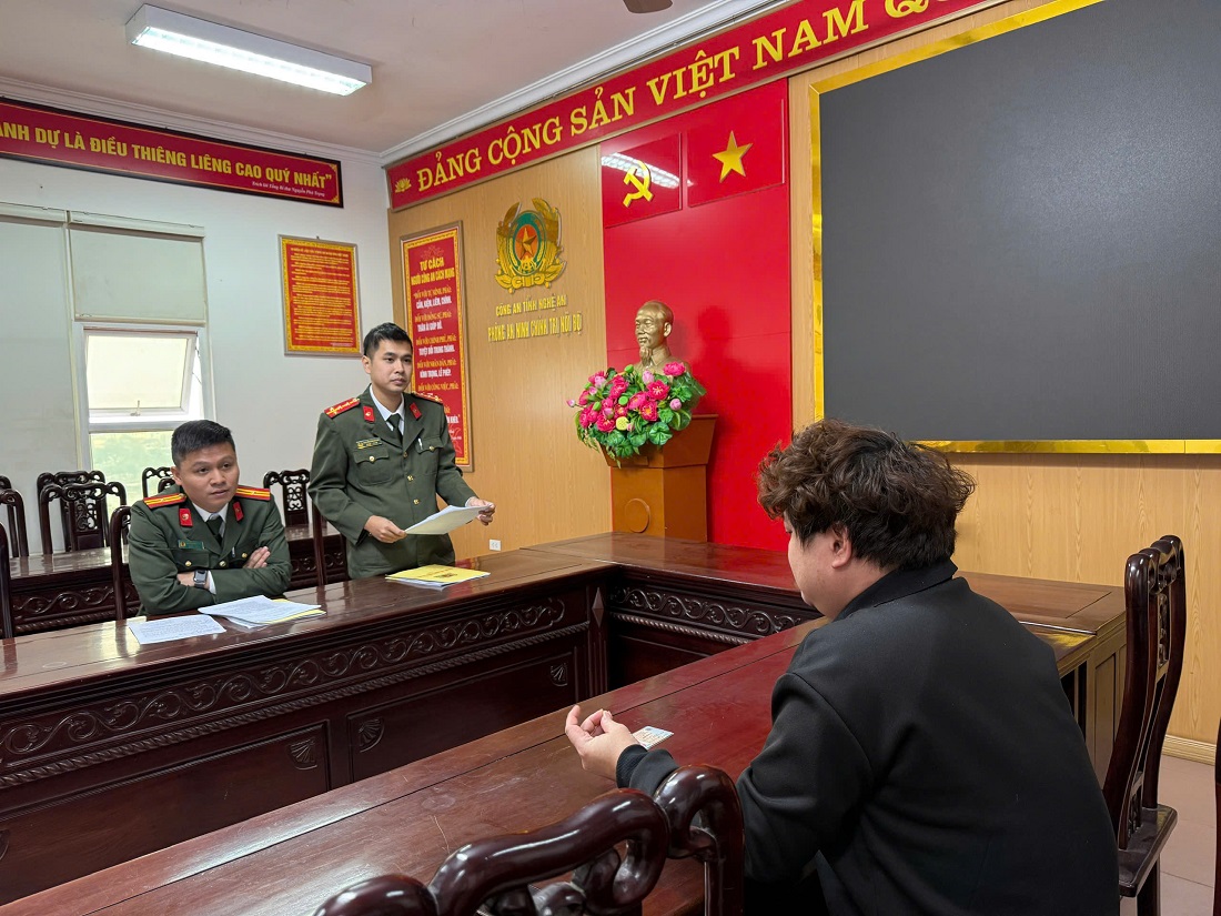 Tổ công tác Phòng An ninh chính trị nội bộ ra quyết định xử phạt vi phạm hành chính đối với P.V.H
