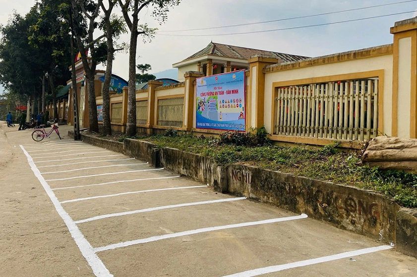 Công an xã phối hợp Đoàn xã Tiên Đồng kẻ vạch phân làn dừng, đỗ xe trước cổng trường