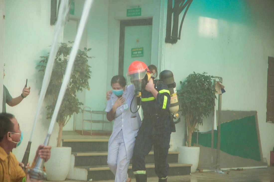 Bệnh viện đa khoa Quang Khởi thực tập phương án chữa cháy và cứu nạn, cứu hộ