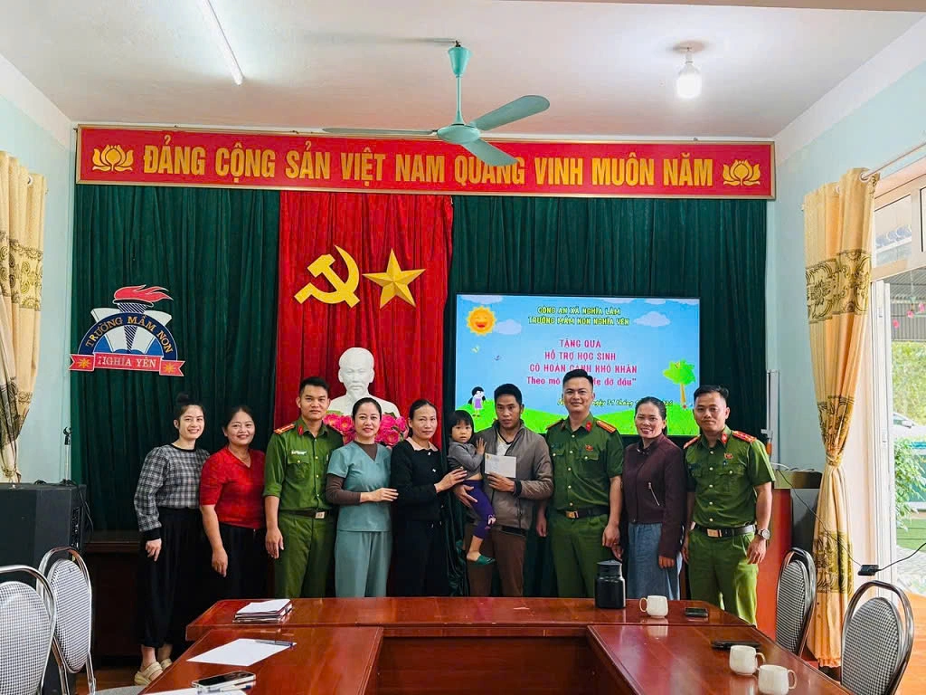 Công an xã Nghĩa Lâm trao quà cho học sinh có hoàn cảnh đặc biệt khó khăn