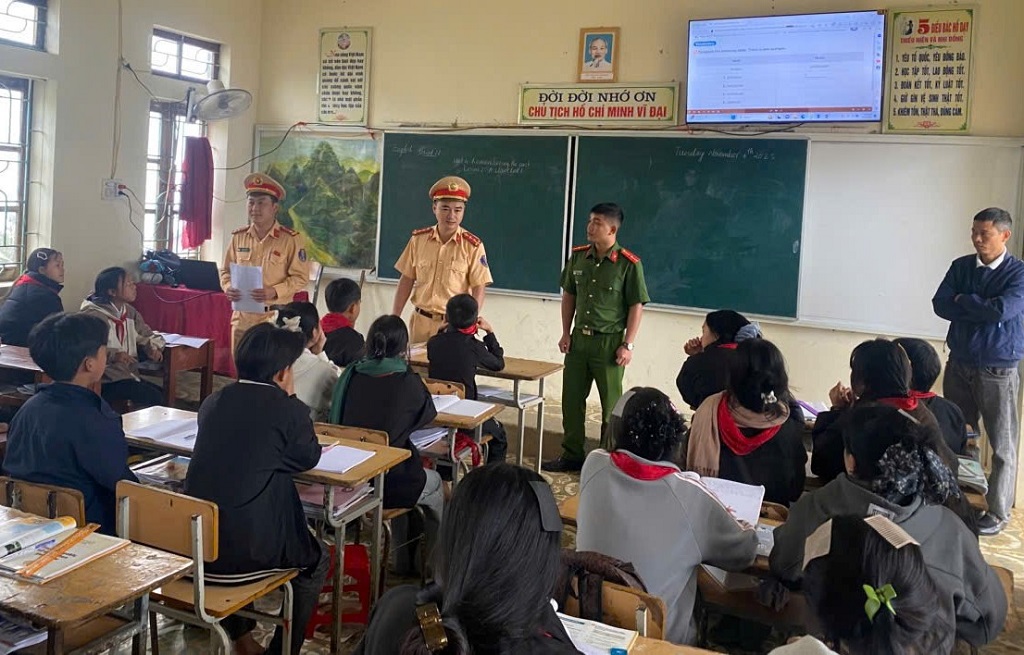 Công an xã Huồi Tụ chú trọng bảo đảm TTATGT cho học sinh