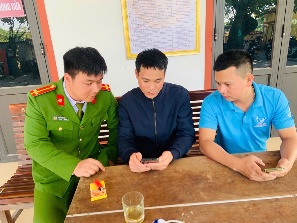 Công an xã Bích Hào hỗ trợ đảng viên cài đặt 