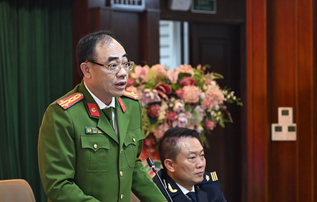 Đại tá Trần Hồng Phú, Phó Cục trưởng Cục Cảnh sát QLHC về TTXH phát biểu tại Hội nghị.