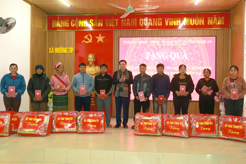 Bí thư Tỉnh uỷ Nguyễn Khắc Thận tặng quà cho các hộ dân bị thiệt hại do thiên tai và các hộ gia đình chính sách trên địa bàn xã Mường Típ