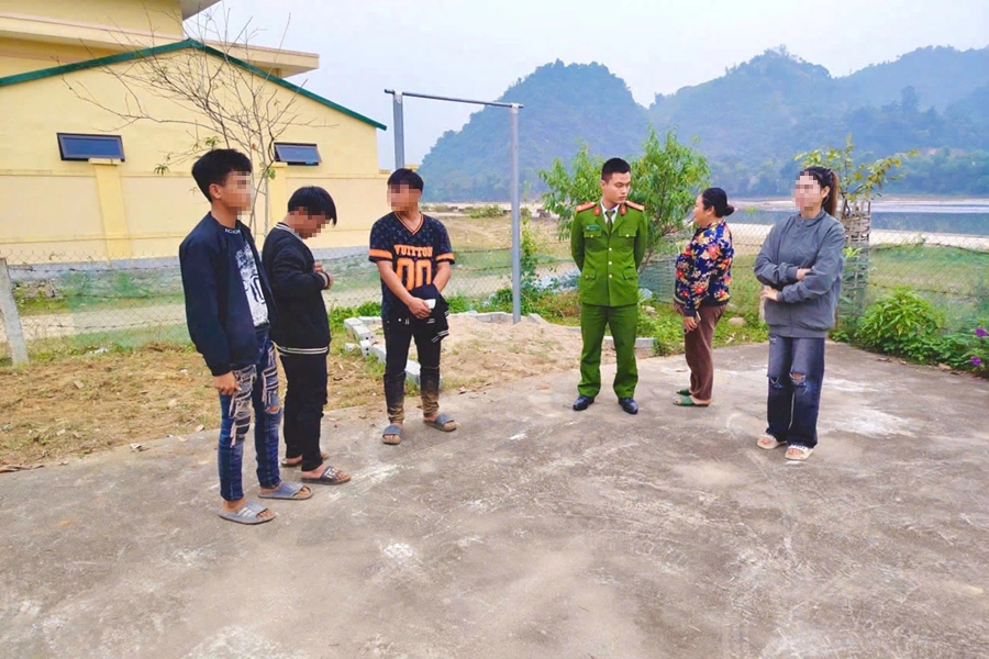 Cán bộ Công an xã trực tiếp tuyên truyền để thanh, thiếu niên tự giác chấp hành pháp luật
