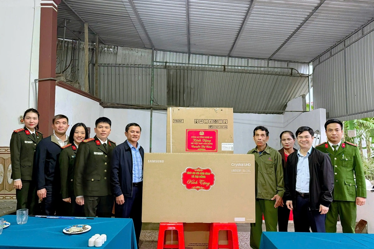 Công an tỉnh Nghệ An và UBND xã Đại Đồng trao quà tặng Mẹ Nguyễn Thị Năm
