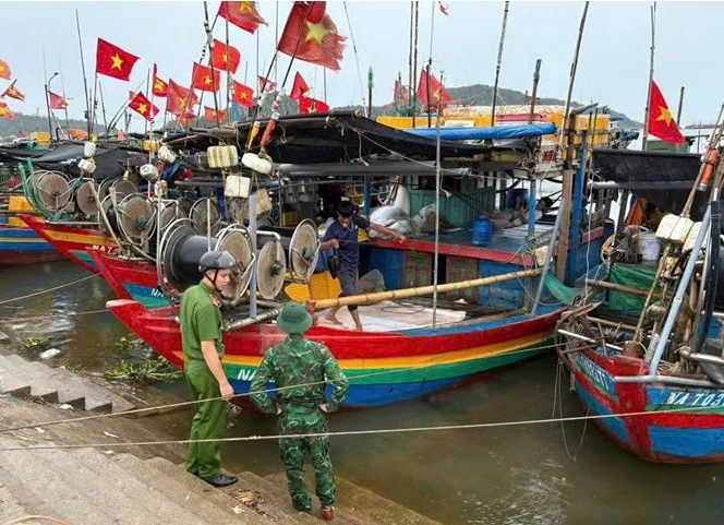 …đến tận các bến cá, khu neo đậu tàu thuyền tuyên truyền, hướng dẫn người dân sử dụng dịch vụ công trực tuyến, đăng ký tài khoản định danh điện tử và cài đặt ứng dụng VneID