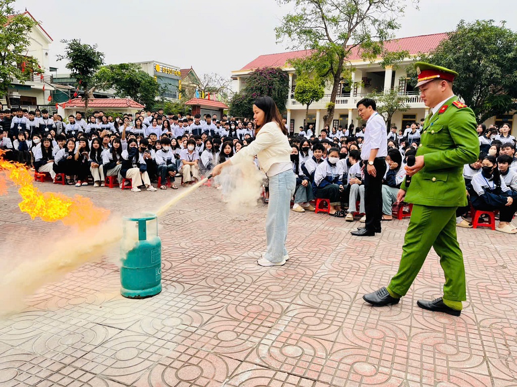 Công an xã Quỳnh Lưu tuyên truyền PCCC, phòng chống bạo lực học đường và đuối nước mùa mưa lũ