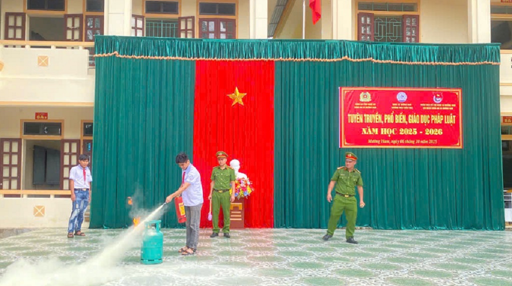 Công an xã Mường Ham tuyên truyền pháp luật trong trường học