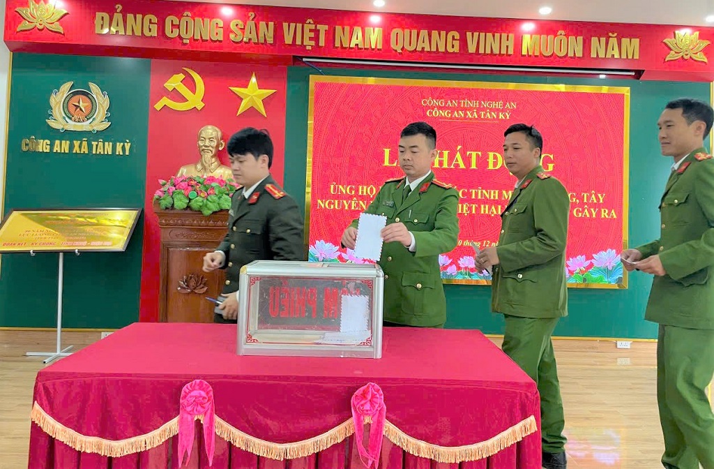 Công an xã Tân Kỳ chung tay giúp đỡ bà con miền Trung, Tây Nguyên