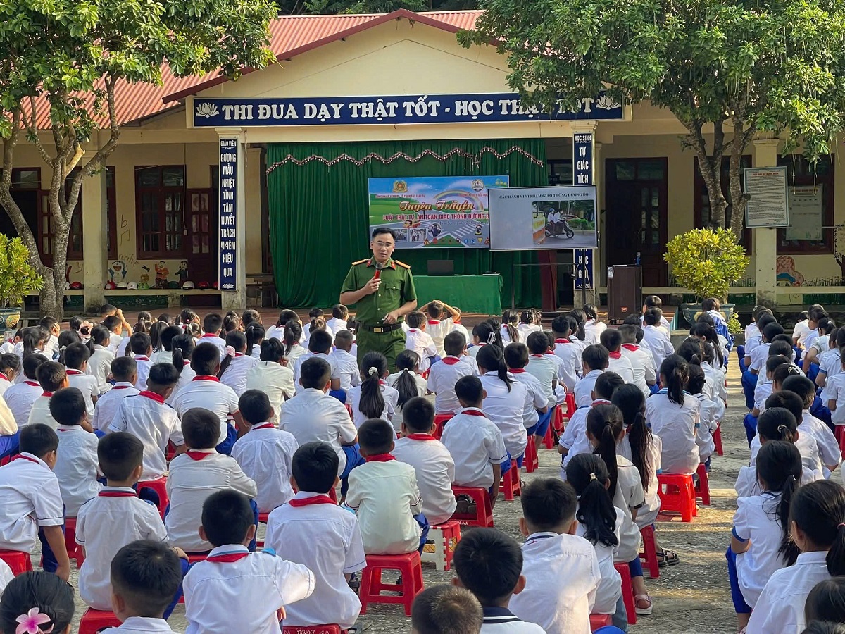 Công an xã Yên Na tuyên truyền pháp luật trong trường học