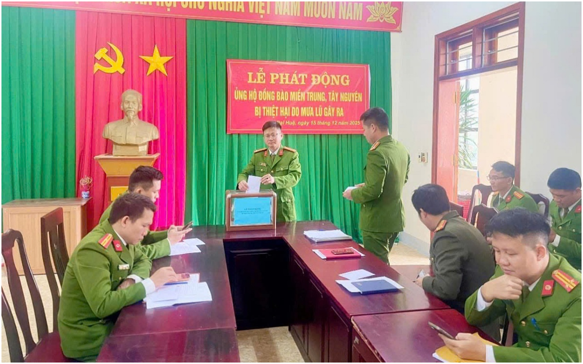 Công an xã Đại Huệ chung tay ủng hộ đồng bào miền Trung, Tây Nguyên bị thiệt hại do thiên tai