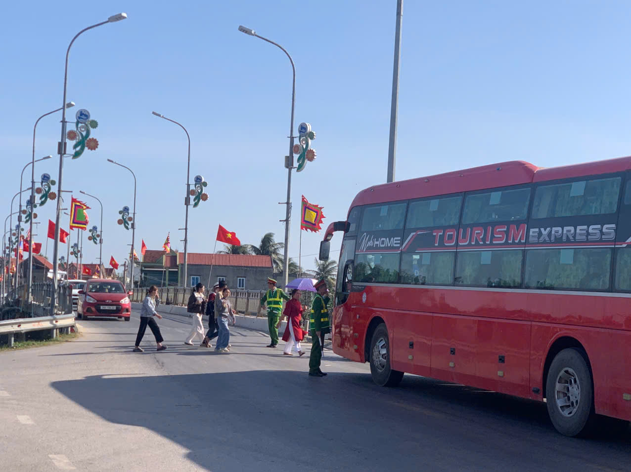 Bảo đảm an ninh trật tự, an toàn giao thông dịp cuối năm tại Đền Cờn
