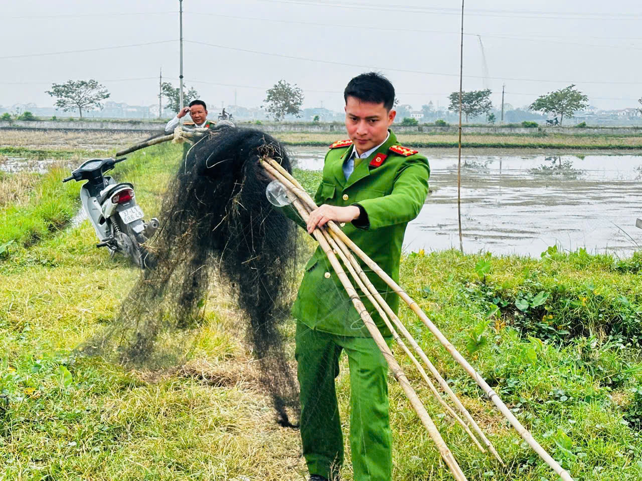 Vận động người dân giao nộp dụng cụ bẫy bắt chim trời