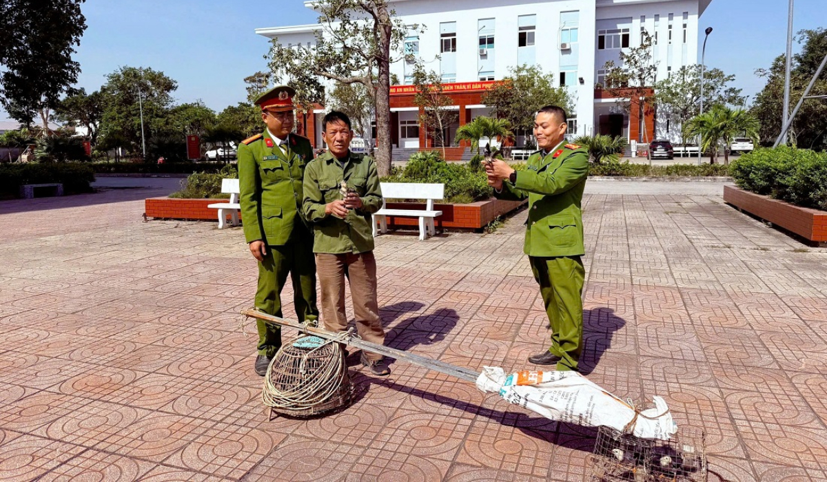 Vận động người dân giao nộp công cụ, thả chim về tự nhiên
