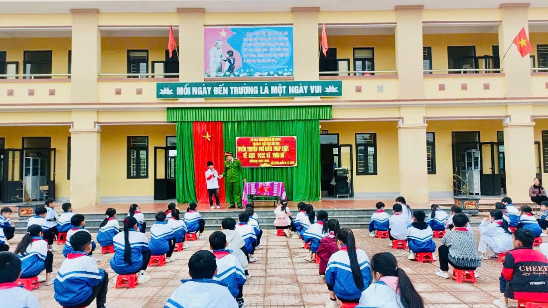 Cán bộ Công an xã truyền tải nội dung sinh động, giúp học sinh dễ tiếp thu