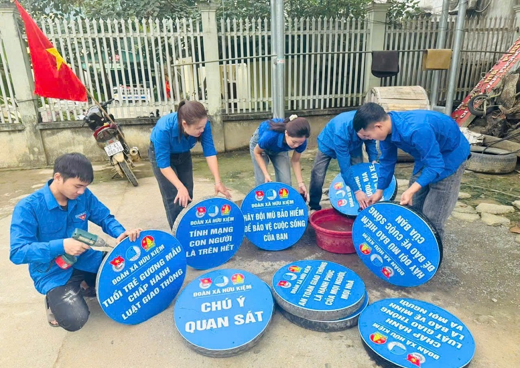 Đoàn viên thanh niên xã Hữu Kiệm gia công, chuẩn bị biển tuyên truyền an toàn giao thông trước khi tổ chức treo, lắp đặt tại những tuyến đường trọng điểm
