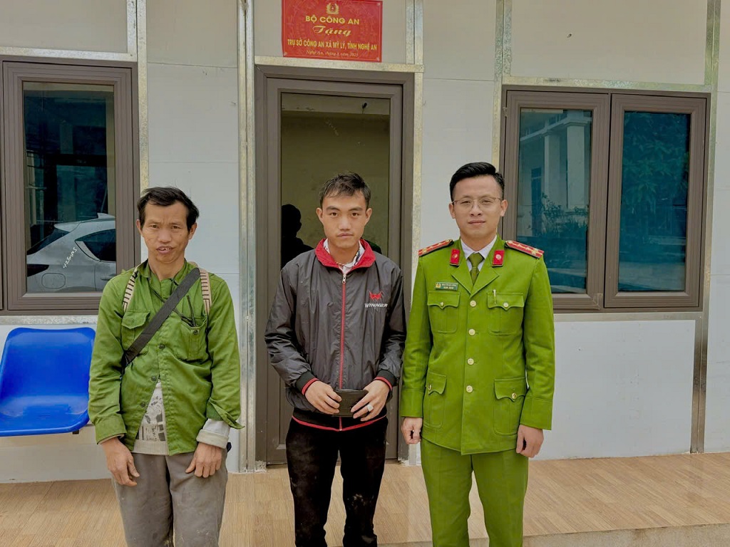 Nhặt được của rơi, người dân xã Mỹ Lý trao trả nhờ sự hỗ trợ của Công an