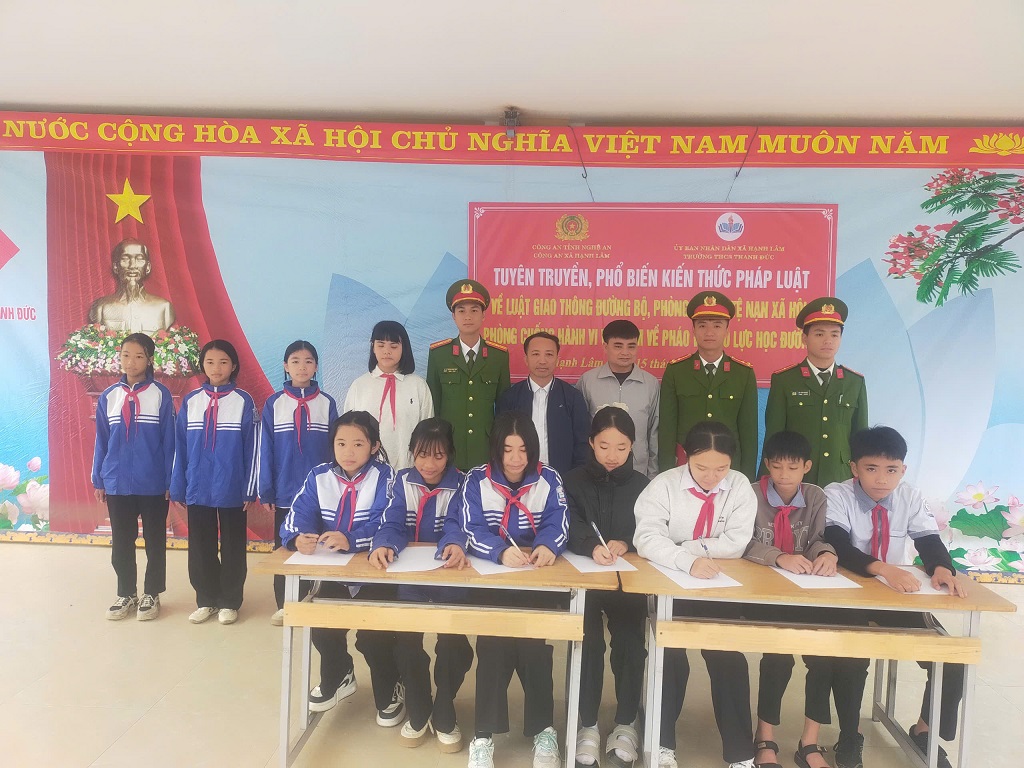 Công an xã Hạnh Lâm tuyên truyền, phổ biến giáo dục pháp luật cho học sinh