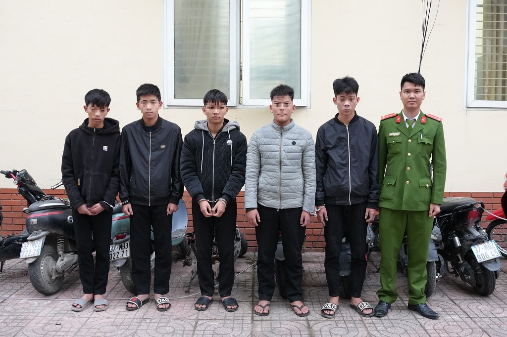05 đối tượng L.V.T; N.T.H.; N.T.B.N.; N.H.H.K; L.V.T.N. tại Cơ quan Công an