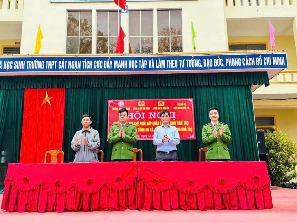Công an xã Sơn Lâm phối hợp đảm bảo an ninh, an toàn cho các em học sinh