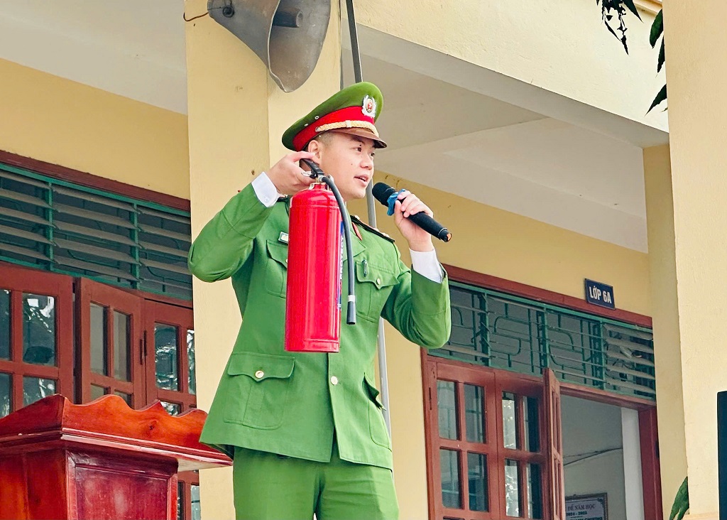 Công an xã tuyên truyền phòng cháy, chữa cháy 