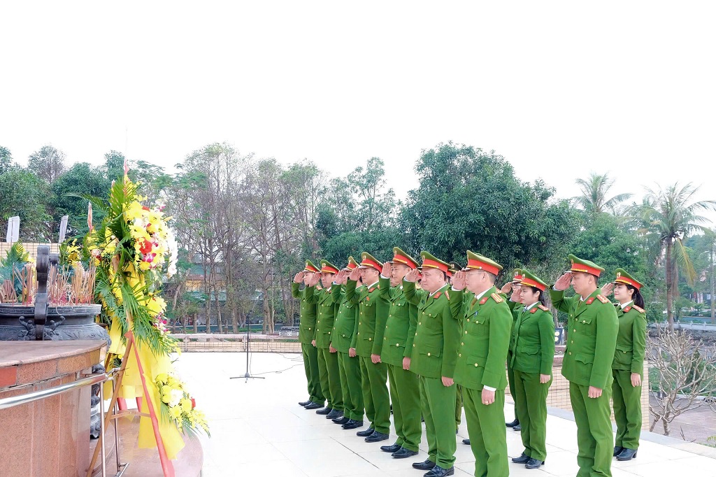 Công an phường Vinh Phú dâng hoa, dâng hương tại Nghĩa trang Liệt sỹ thành phố Vinh