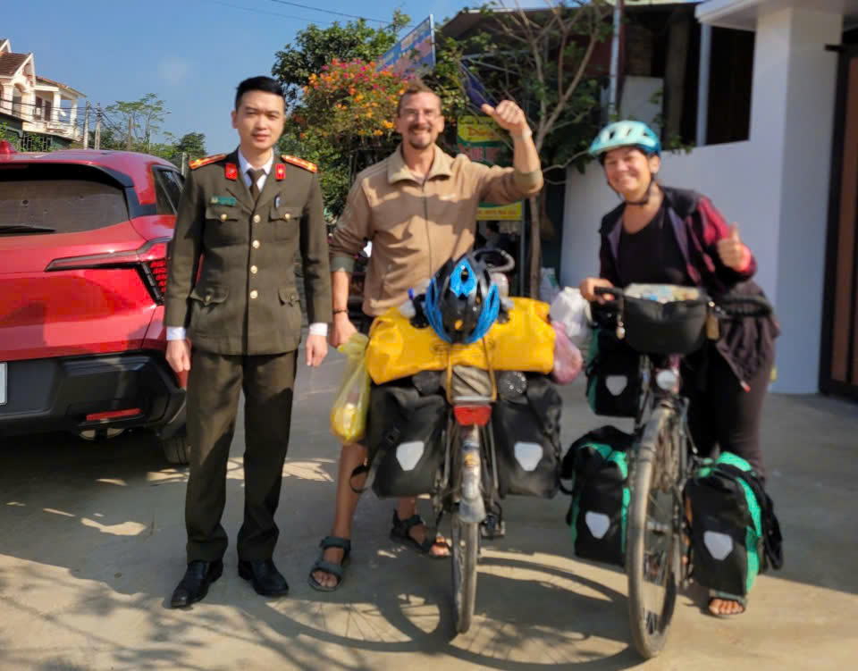 Công an xã Nghĩa Thọ hỗ trợ hai du khách quốc tế bị lạc đường trong quá trình di chuyển