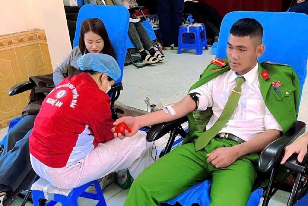 Cán bộ, chiến sĩ Công an xã Bắc Lý tham gia hiến máu tình nguyện