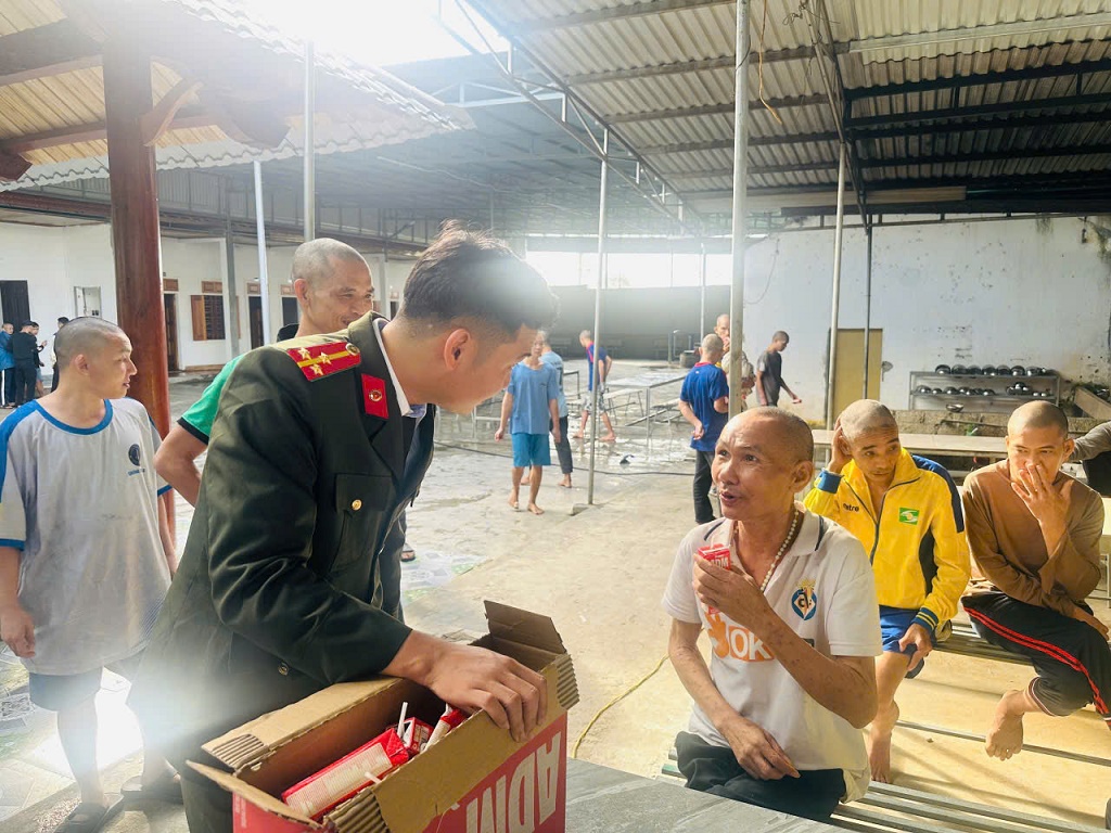 Thăm hỏi, trao quà tại Mái ấm An Tôn