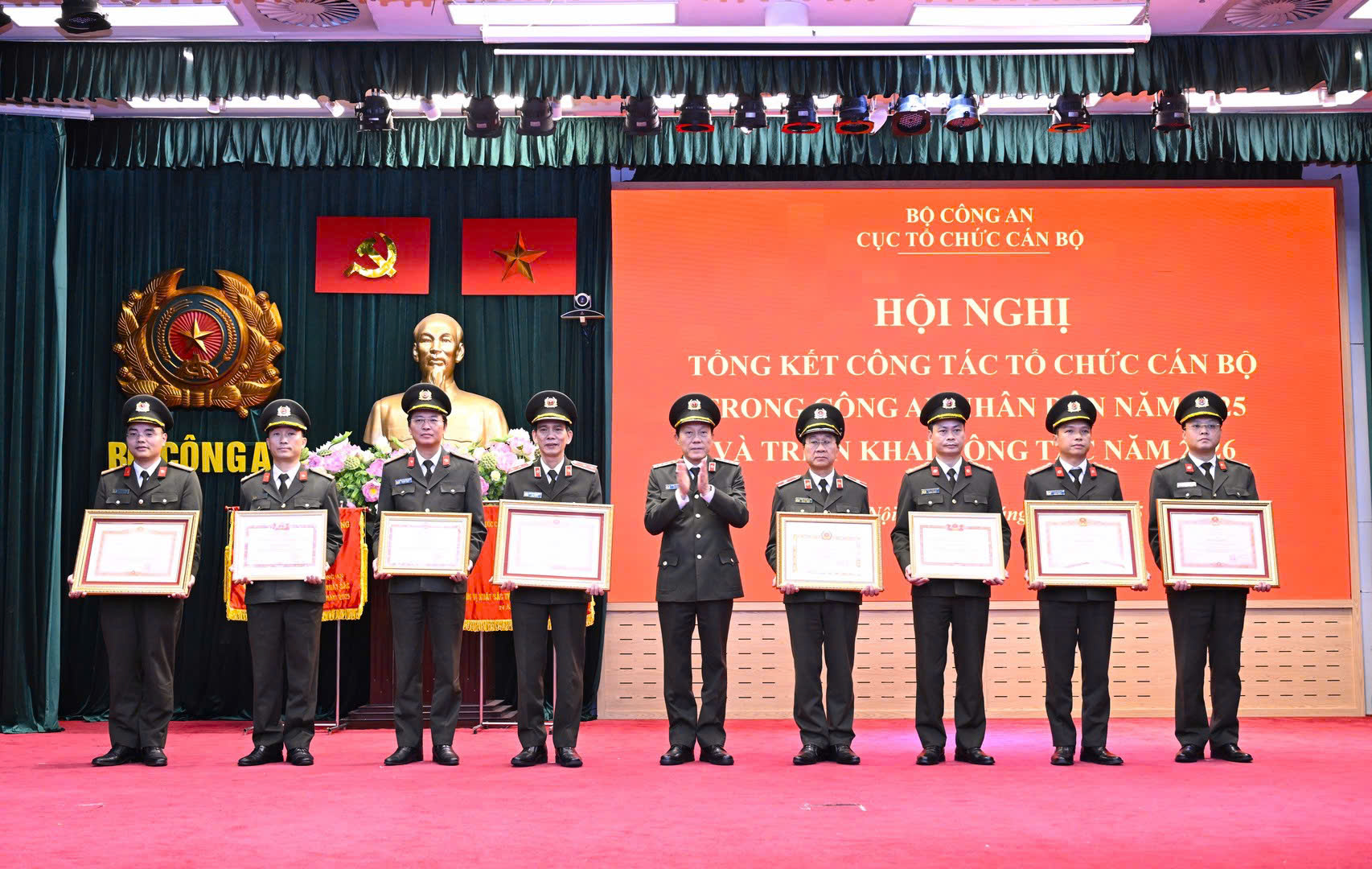 Thừa ủy quyền, Bộ trưởng Lương Tam Quang trao Bằng khen của Thủ tướng Chính phủ, Bằng khen của Ban Tổ chức Trung ương, Danh hiệu