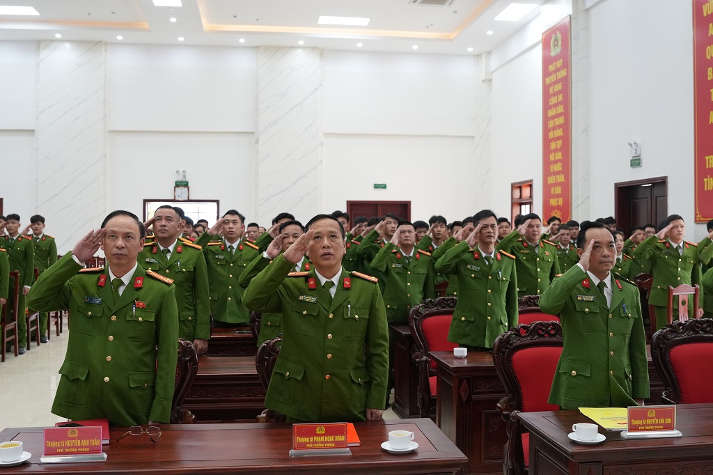 Các đại biểu thực hiện nghi thức chào cờ 