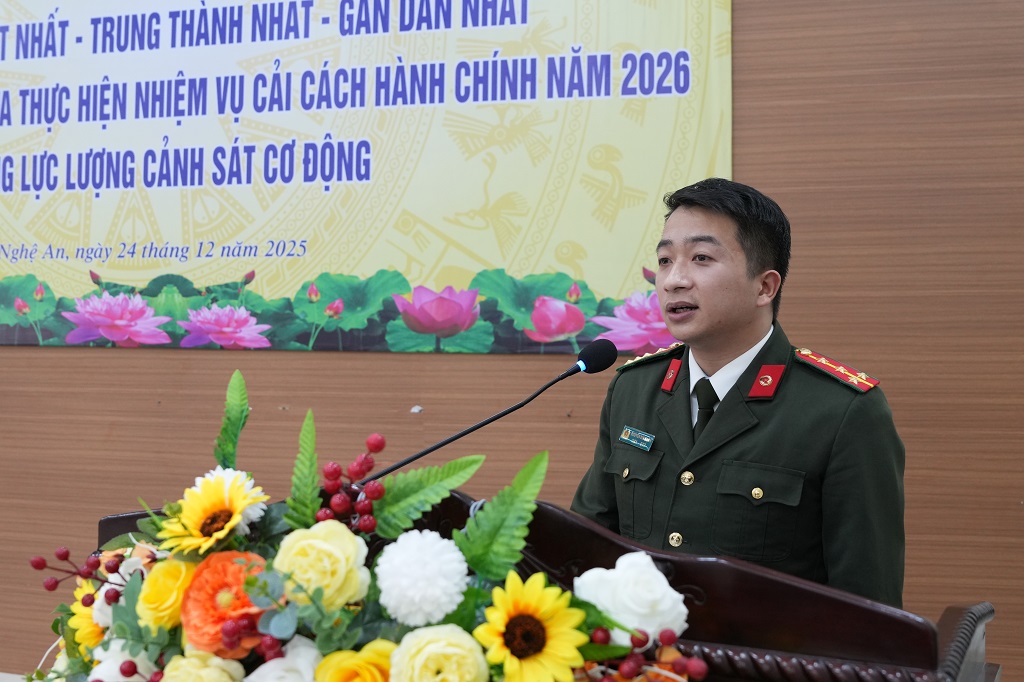 Chuyên viên cải cách hành chính Công an tỉnh phát biểu tại buổi lễ   