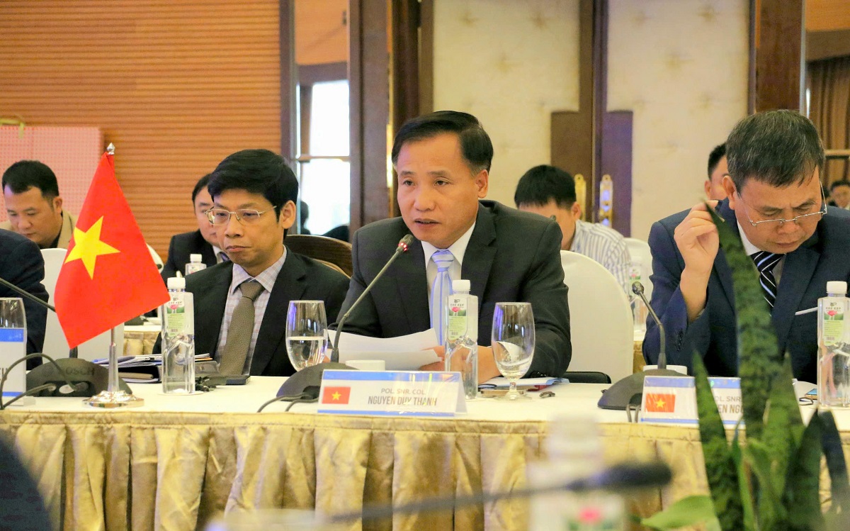 Đồng chí Đại tá Nguyễn Duy Thanh – Phó Giám đốc Công an tỉnh Nghệ An trình bày tham luận 