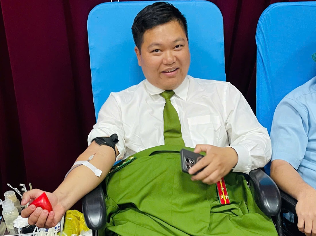 Cán bộ, chiến sĩ tham gia hiến máu