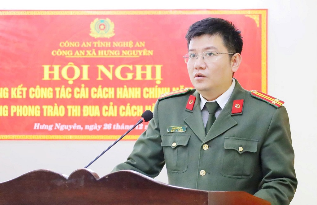 Đại diện Phòng Tham mưu Công an tỉnh trao đổi nhiệm vụ liên quan CCHC năm 2026