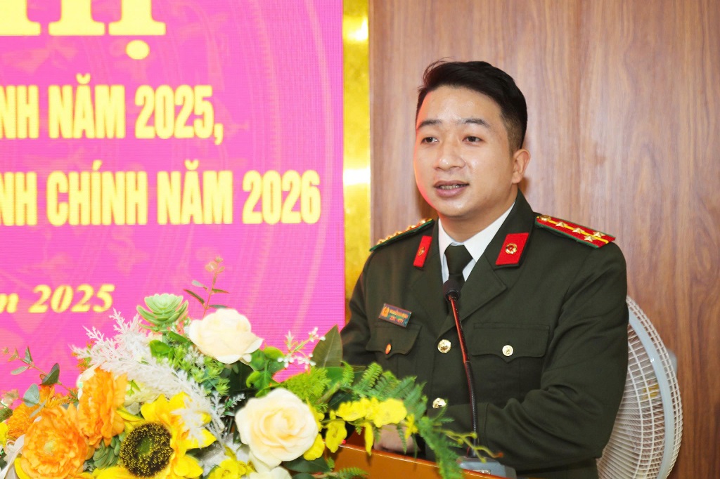 Đại diện chuyên viên CCHC Phòng Tham mưu Công an tỉnh phát biểu