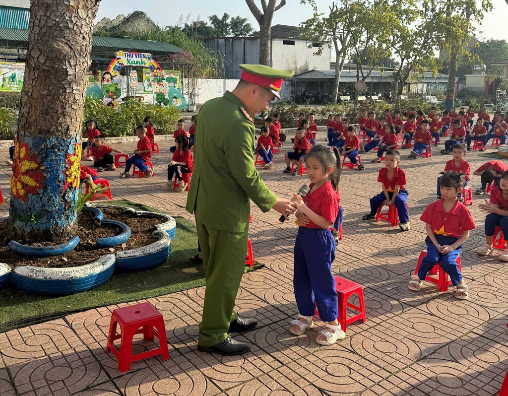 Công an xã Nghĩa Lâm tuyên truyền pháp luật, phòng, chống vi phạm pháp luật trong học đường