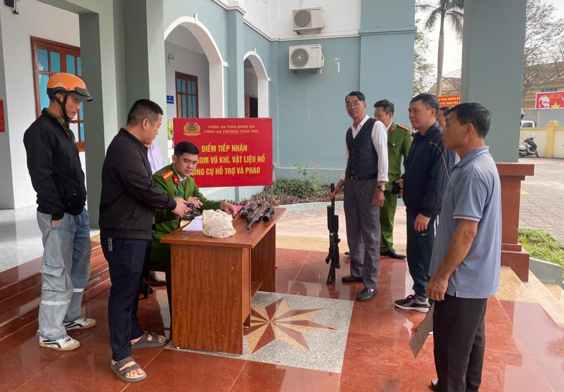 Công an phường Vinh Phú ra quân cao điểm tuyên truyền, vận động thu hồi vũ khí, vật liệu nổ, công cụ hỗ trợ và pháo dịp tết