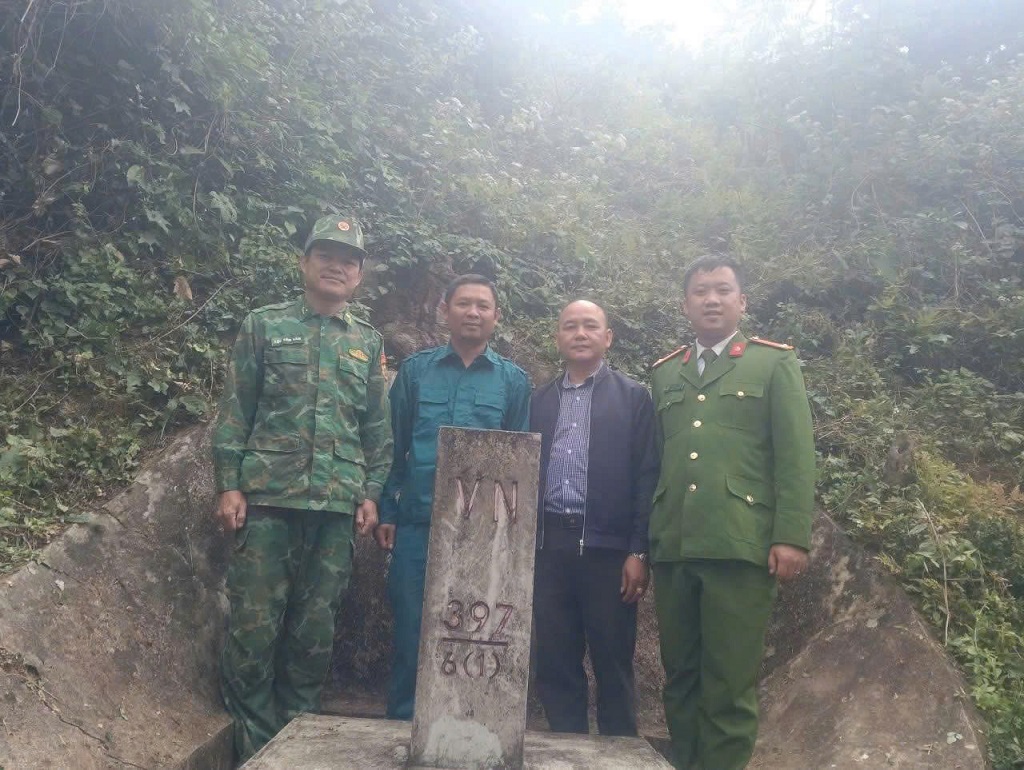 Công an xã Bắc Lý phối hợp Quân sự xã, Đồn Biên phòng, lực lượng quản lý rừng phòng hộ tuần tra, kiểm soát tuyến đường biên giới và khu vực cột mốc 397