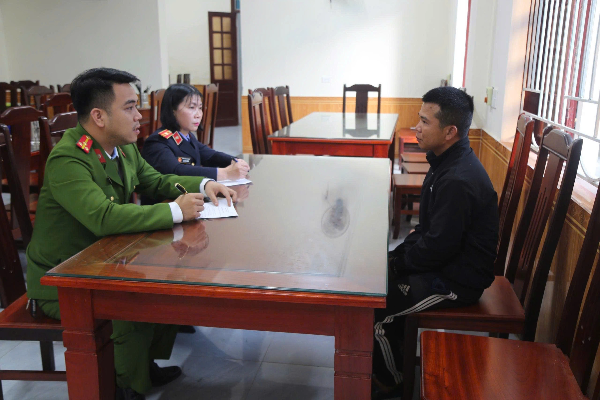 Đối tượng Lê Đình Dương tại cơ quan Công an