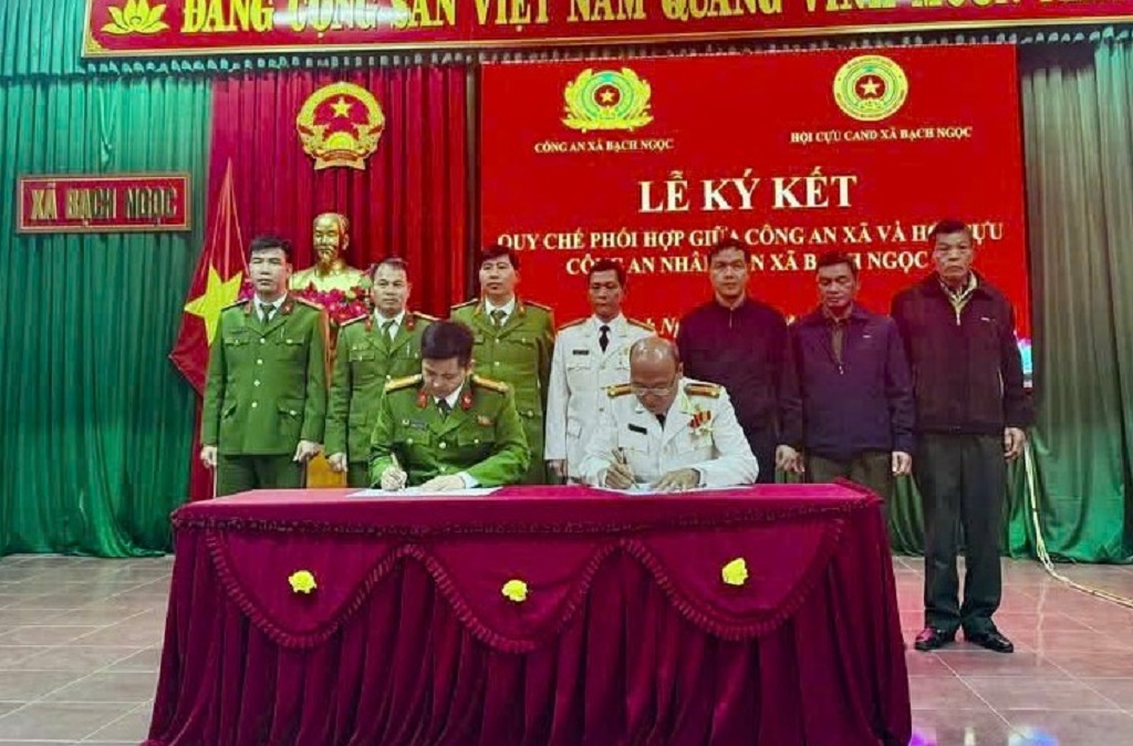 Công an xã Bạch Ngọc ký kết quy chế phối hợp với Hội Cựu CAND xã