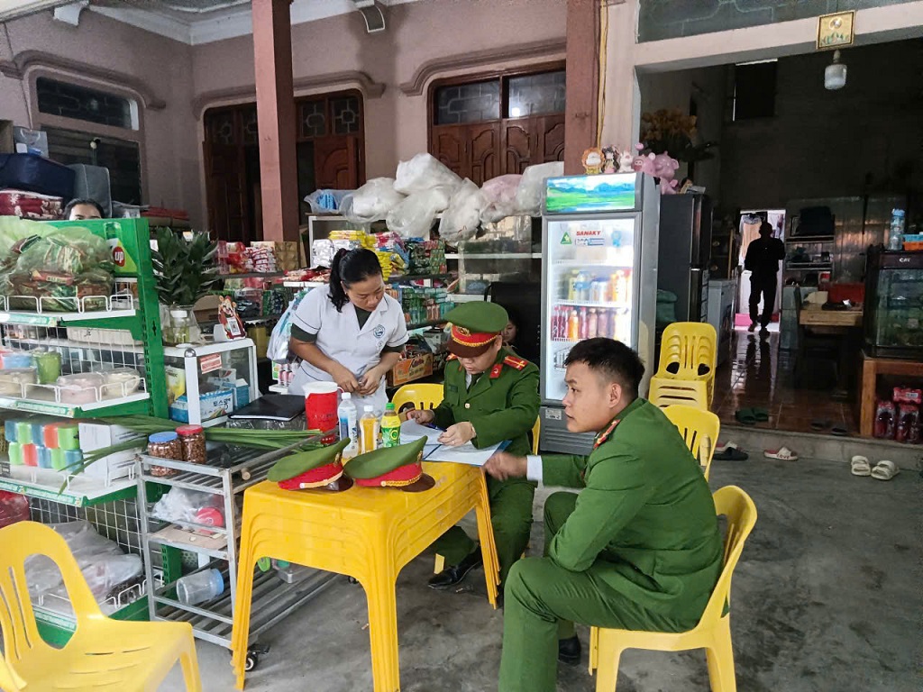 Công an xã Hữu Kiệm kiểm tra an toàn thực phẩm, kinh doanh hàng hóa và phòng cháy, chữa cháy
