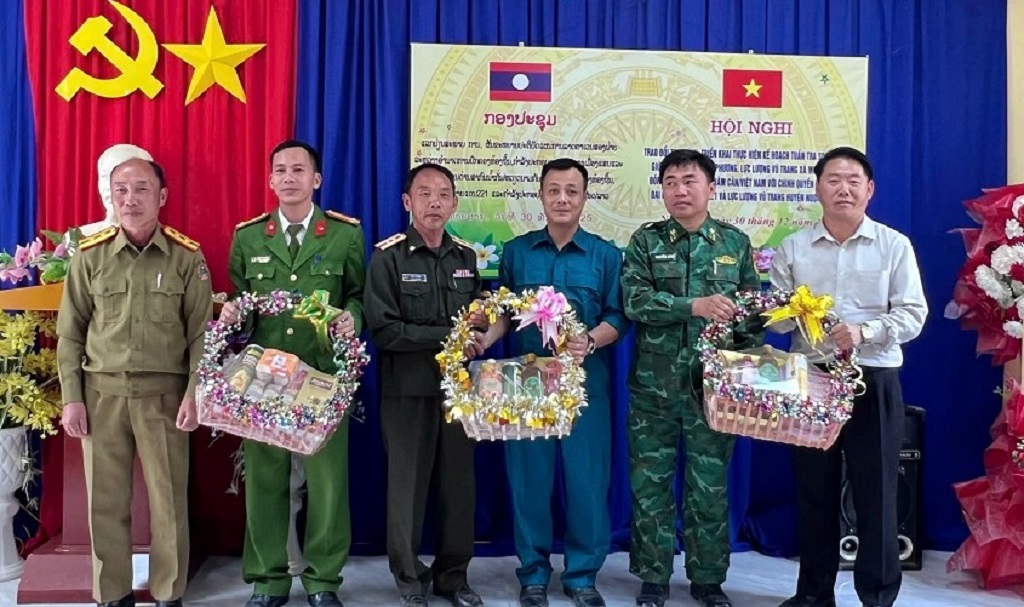 Hai bên trao tặng quà lưu niệm, thể hiện tình đoàn kết, hữu nghị truyền thống 
