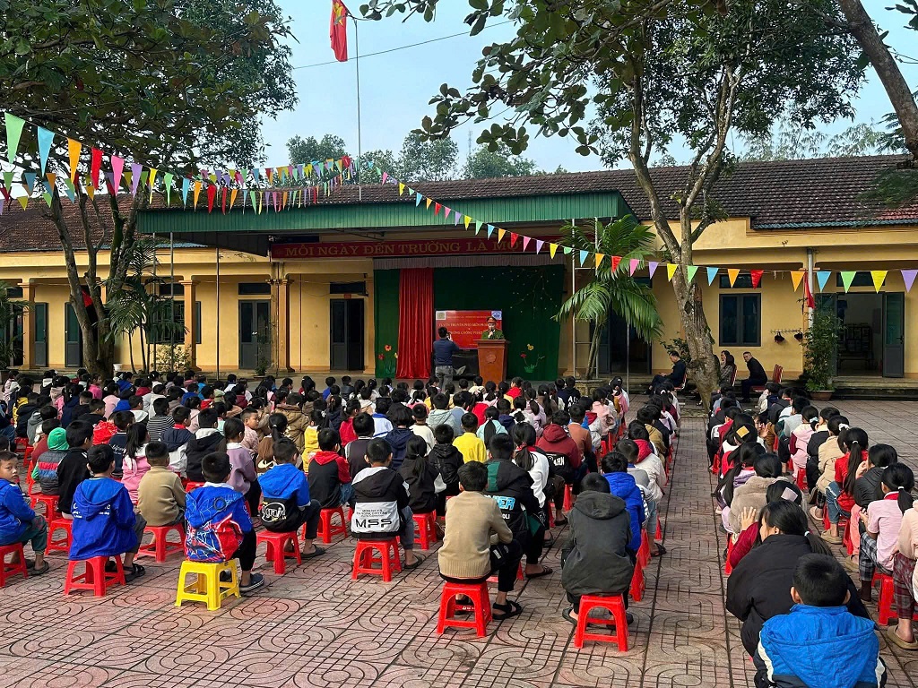 Công an xã Sơn Lâm tuyên truyền, phổ biến giáo dục pháp luật cho học sinh