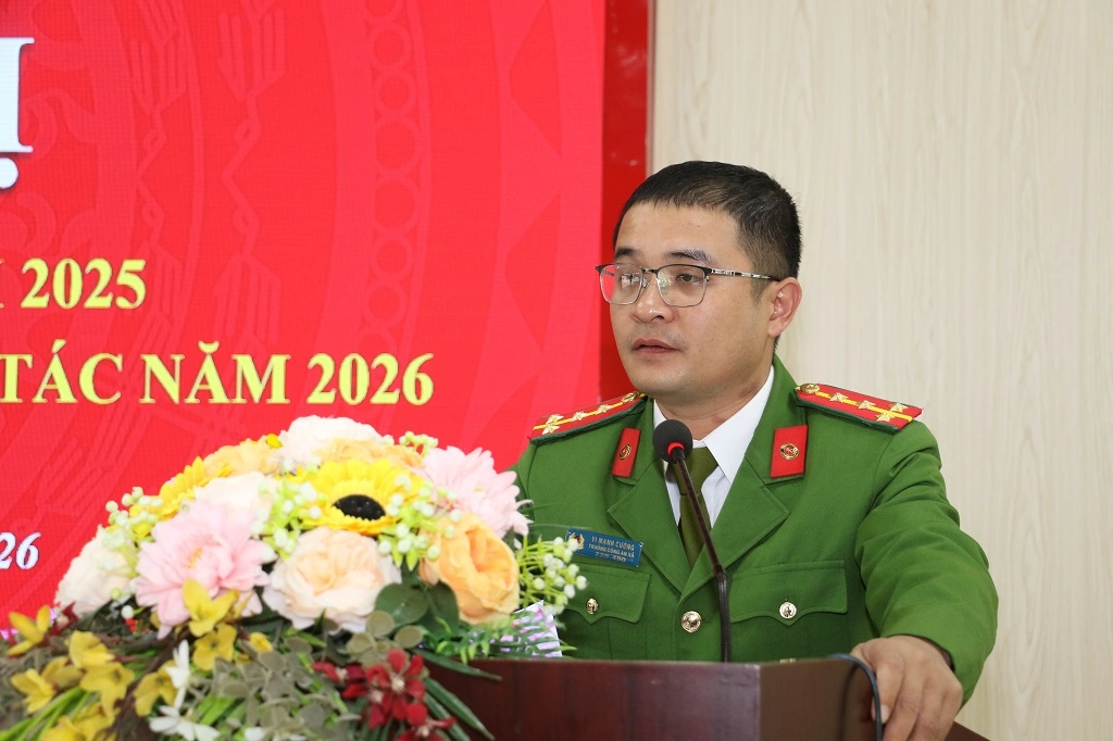 Đồng chí Đại úy Vi Mạnh Cường, Trưởng Công an xã phát biểu tại Hội nghị